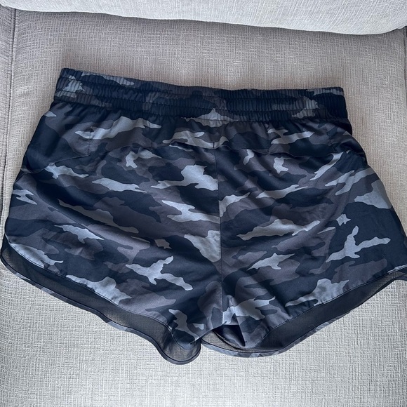 Athleta Camo Printed Mesh Racer Run Short 4" -
Size L - Picture 6 of 9
